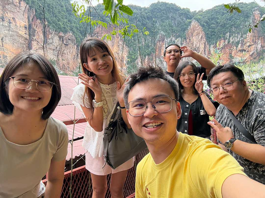 Chin En, Ewen, Steven, Bryant, Hooi Peng and Chee Kang at Tasik Cermin